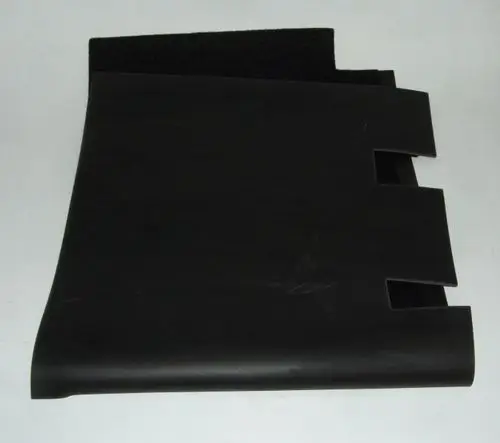 Schwarzes Gummimaterial mit Ausschnitten, geeignet zur Geräuschisolation, möglicherweise für Daikin-Systeme. Flache, flexible Form, einfache Integration in bestehende Systeme.